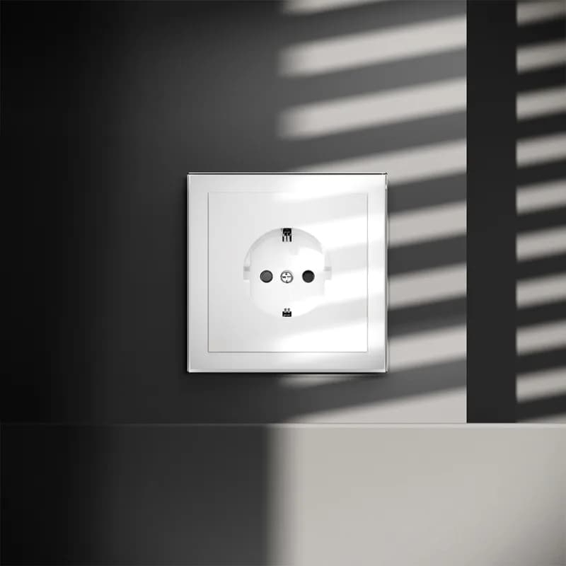 Розетка встраиваемая VOLTUM S70 с заземлением и защитными шторками, 16А, (белый глянцевый)