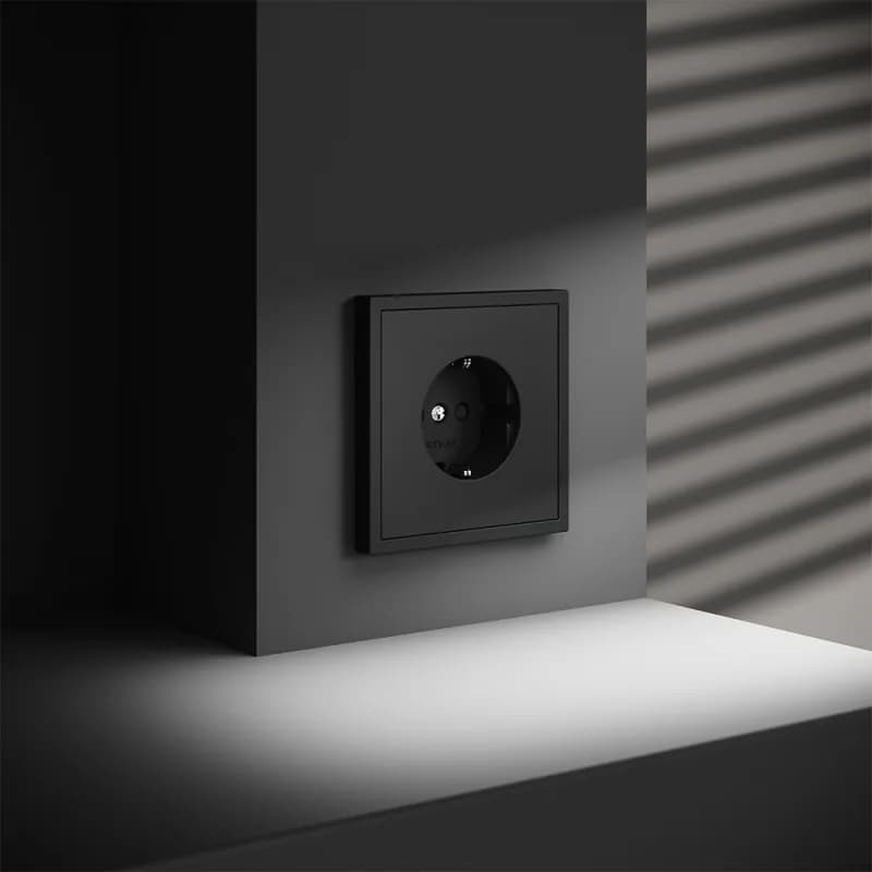 Розетка встраиваемая VOLTUM S70 с заземлением и защитными шторками, 16А, (черный матовый)