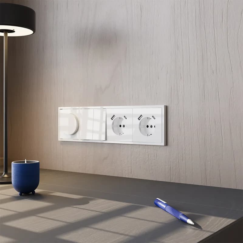 Розетка встраиваемая VOLTUM S70 с заземлением и защитными шторками, 16А, с USB, A+A, (белый глянцевы