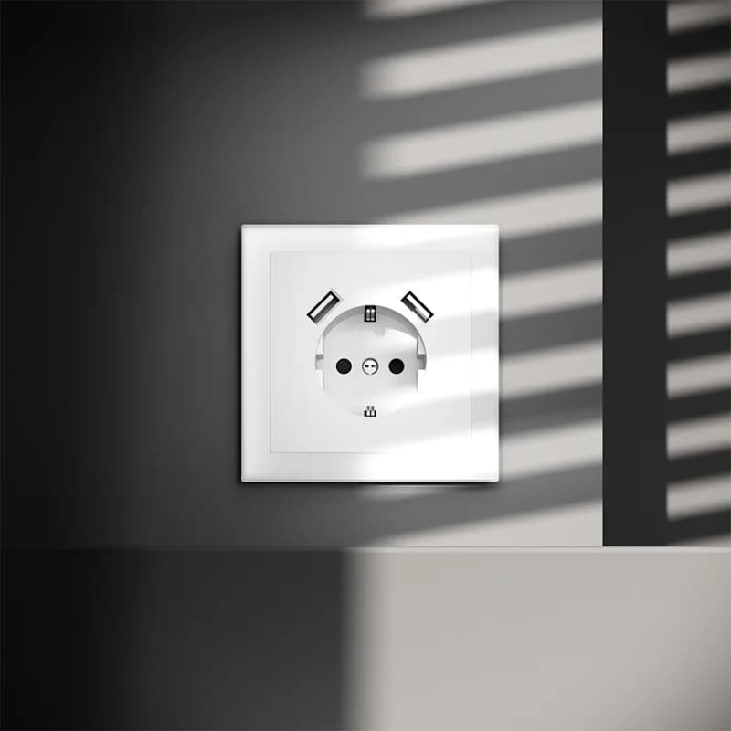 Розетка встраиваемая VOLTUM S70 с заземлением и защитными шторками, 16А, с USB, A+A, (белый матовый)