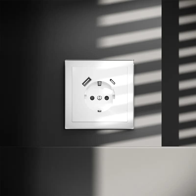 Розетка встраиваемая VOLTUM S70 с заземлением и защитными шторками, 16А, с USB, A+С, (белый глянцевы