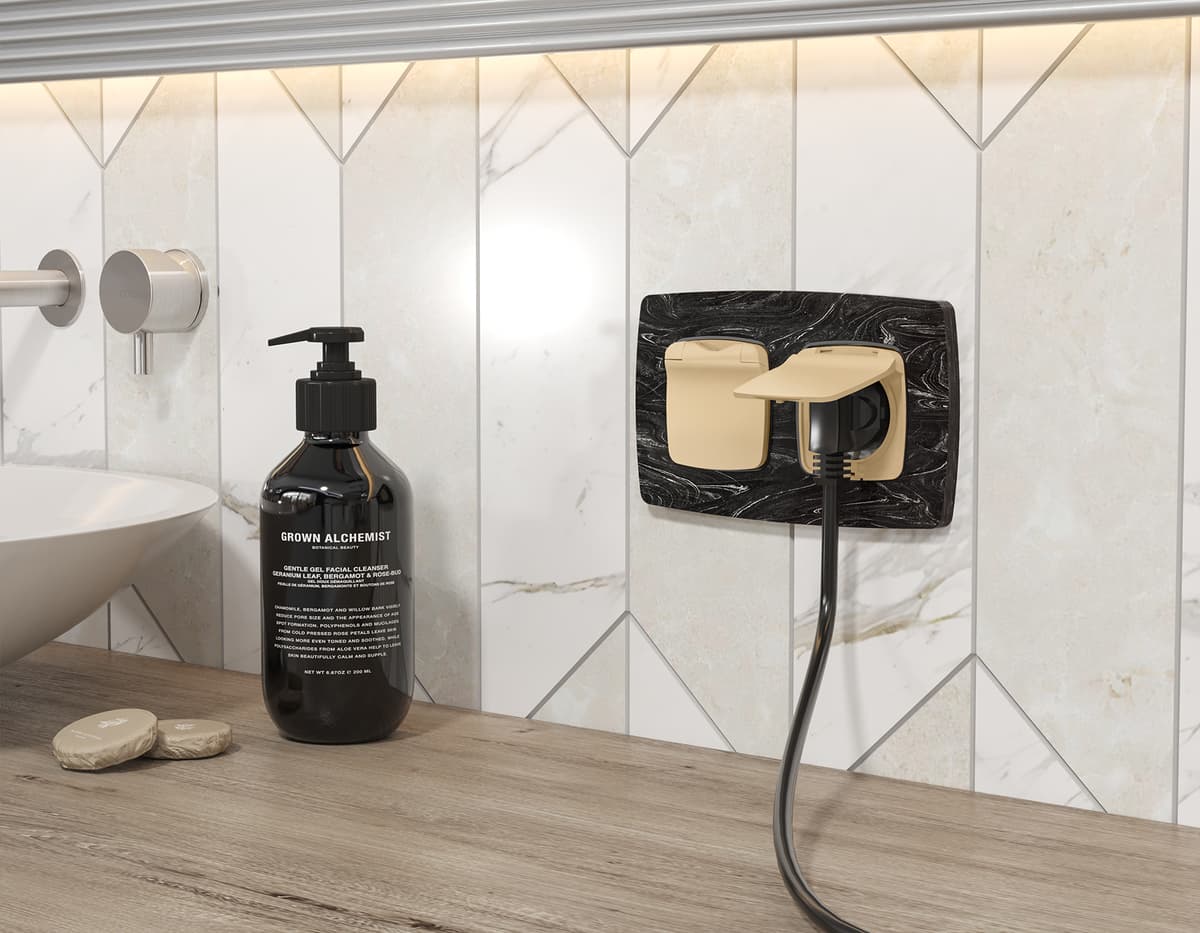 Комплект механизма электрической розетки OMEGA Шампань с/з с шторками и крышкой IP44 QUANT (OP6080, VM141)