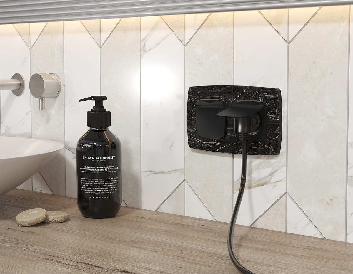 Комплект механизма электрической розетки OMEGA Черный матовый с/з с шторками и крышкой IP44 QUANT (OP8080, VM141)