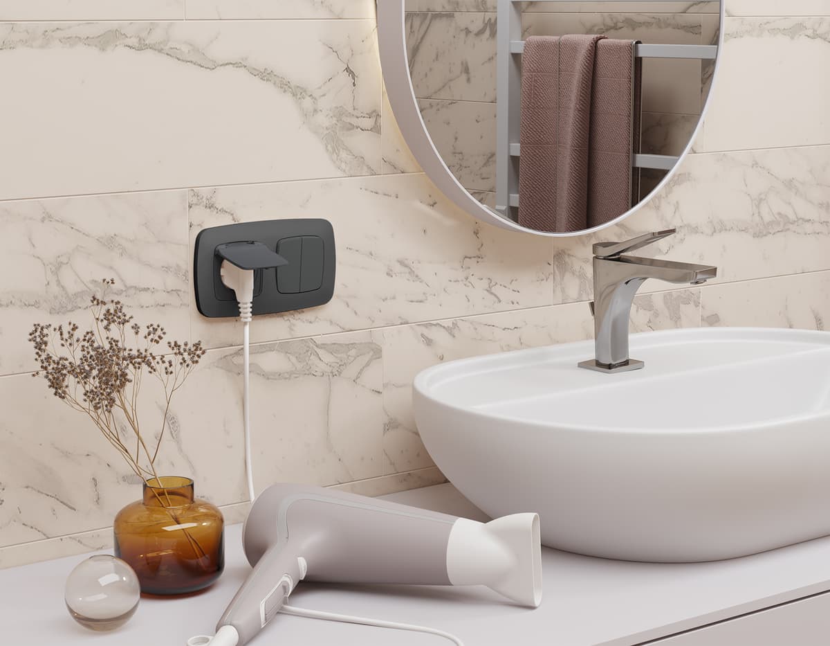 Комплект механизма электрической розетки OMEGA Графит мягкое касание с/з с шторками и крышкой IP44 QUANT (OP9080, VM141)